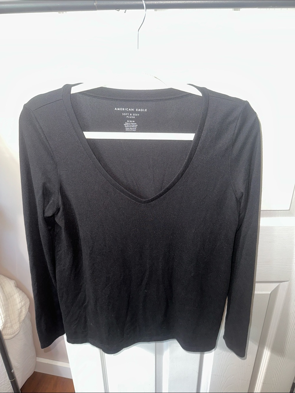 American Eagle Outfitters Black Long-Sleeve V-Neck Tee